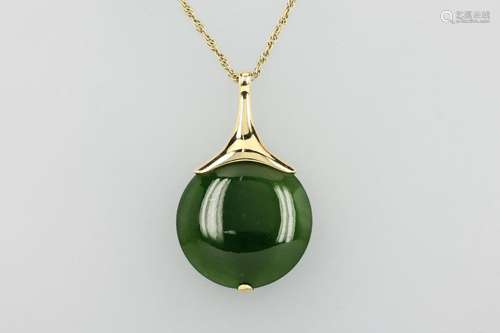 14 kt gold pendant with nephrite-disc