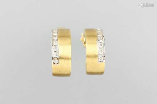 Pair of 18 kt gold earrings with brilliants