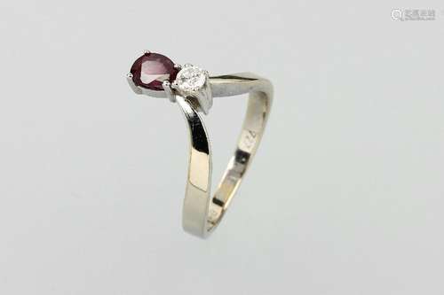 Extraordinary 14 kt gold ring with ruby and diamond