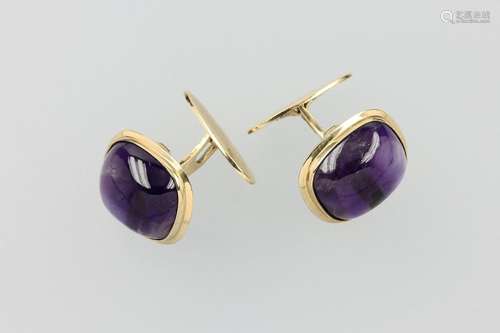 Pair of 8 kt gold cuff links with amethysts