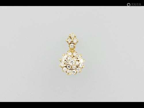 18 kt gold pendant with brilliants