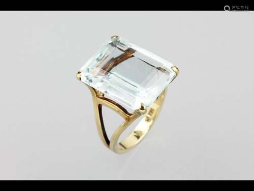 14 kt gold ring with aquamarine