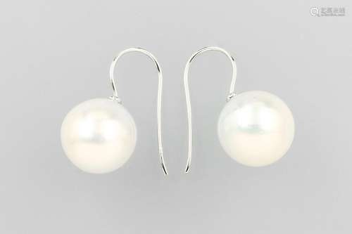 Pair of 14 kt gold earrings with south seas cultured pearls