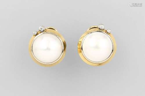 Pair of 18 kt gold earclips with mabepearl anddiamonds