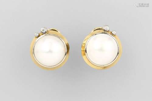 Pair of 18 kt gold earclips with mabepearl anddiamonds