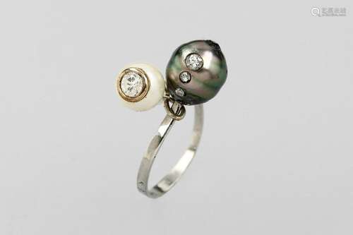 Platinum ring with cultured pearls, diamonds and sapphire