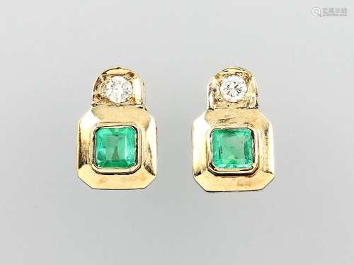 Pair of 14 kt gold earrings with emerald and brilliants