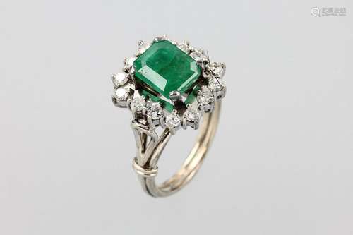 14 kt gold ring with emerald and brilliants