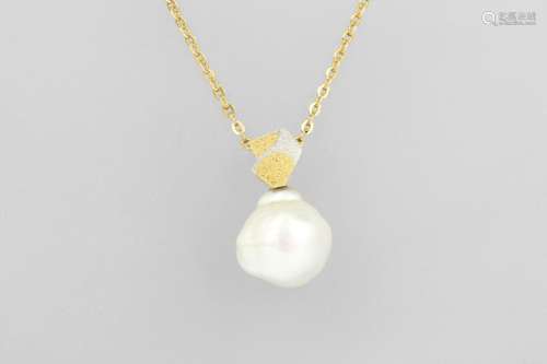 18 kt gold designerpendant with cultured southseas pearl