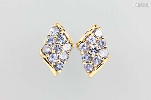 Pair of 14 kt gold earrings with tanzanites