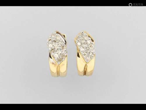 Pair of 14 kt gold earrings with diamonds