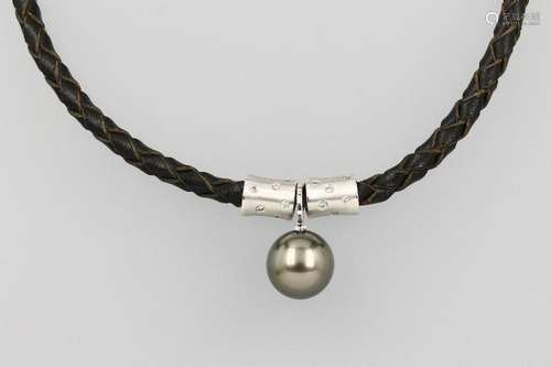 Necklace with cultured tahitian pearl and brilliants