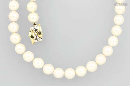 Necklace made of cultured akoya pearls