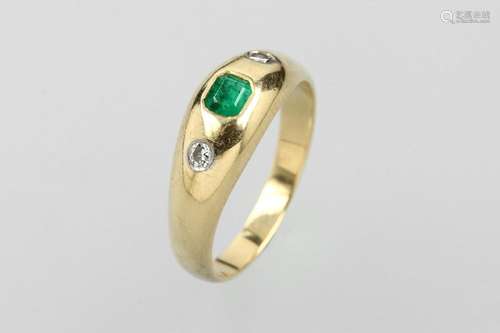 14 kt ring with emerald and brilliants