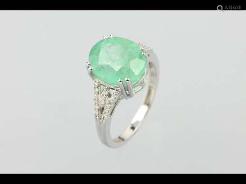 18 kt gold ring with emerald and brilliants