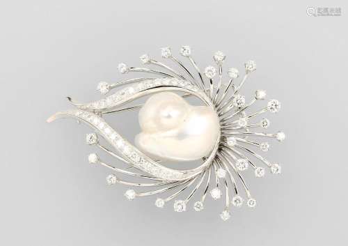 18 kt gold brooch with cultured south seas pearl and brilliants