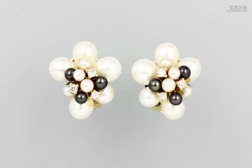 Pair of 14 kt gold earclips with cultured akoya pearls and brilliants