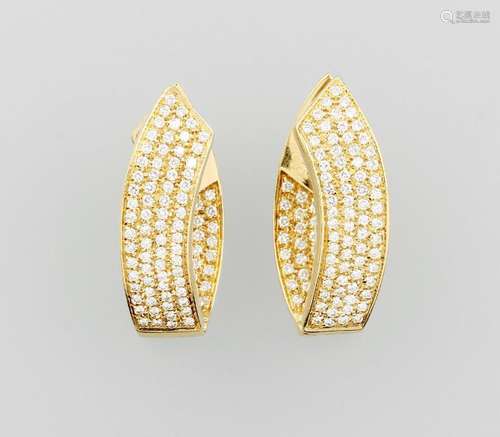 Pair of 18 kt gold earrings with brilliants