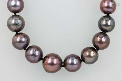 Necklace made of cultured tahitian pearls