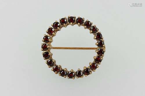 8 kt gold circle brooch with garnets