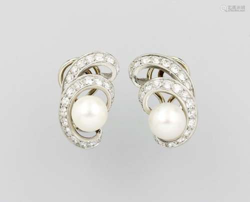 Pair of 18 kt gold earrings with cultured pearls and brilliants