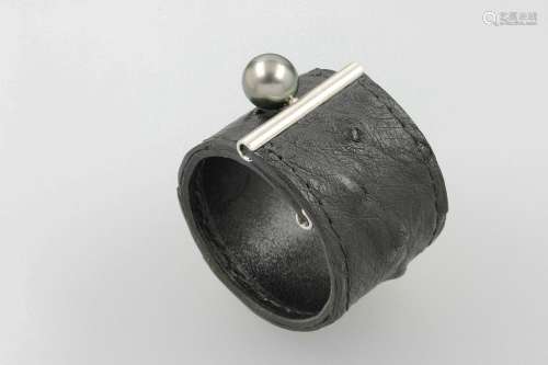 Leather bangle with cultured tahitian pearl