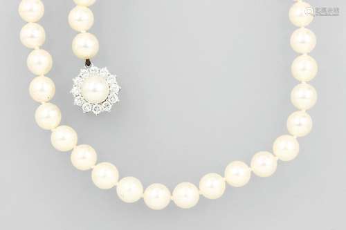 Necklace made of Akoya cultured pearl with brilliants