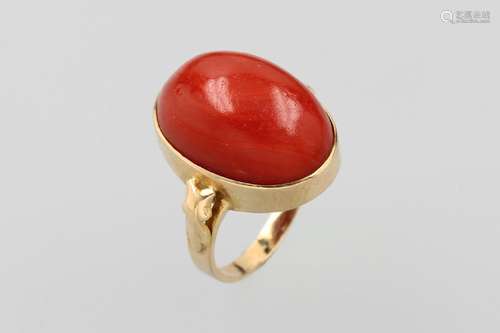 18 kt gold ring with coral