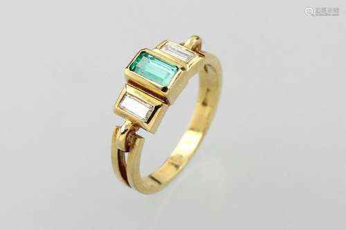 18 kt gold ring with emerald and diamonds