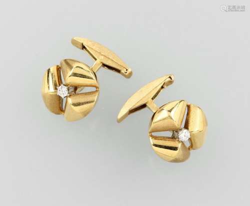 Pair of 18 kt gold cuff links with brilliants