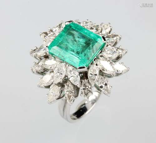 18 kt gold ring with emerald and diamonds