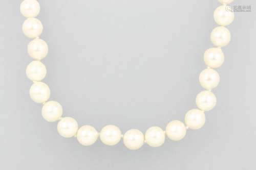 Long Necklace with cultured akoya pearls