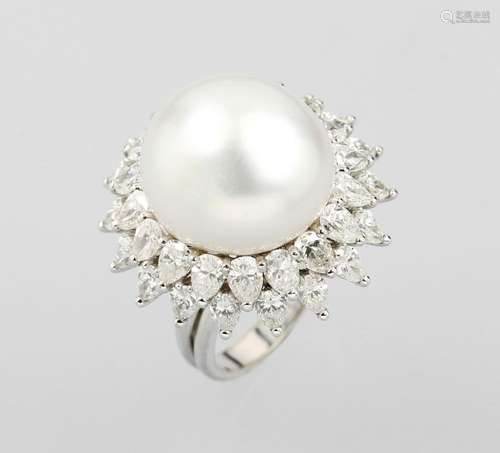 18 kt gold ring with south sea cultured pearl and diamonds