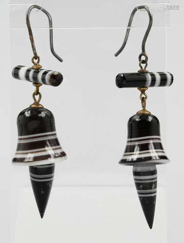 Pair of earrings with agate