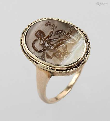 14 kt gold ring with agate cameo