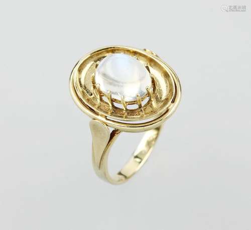 14 kt gold ring with moonstone