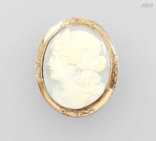 14 kt gold brooch with shell cameo