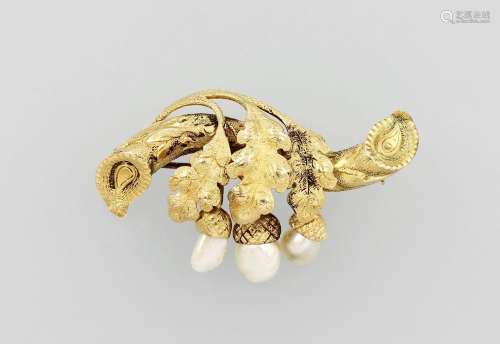 14 kt gold brooch with orient pearls