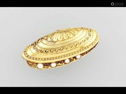 18 kt gold brooch with granulates