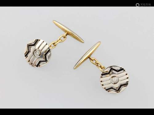 Pair of 18 kt gold cuff links with onyx and diamonds