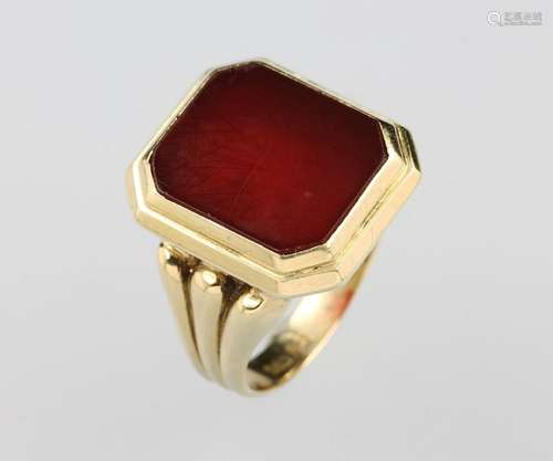 14 kt gold ring with carnelian