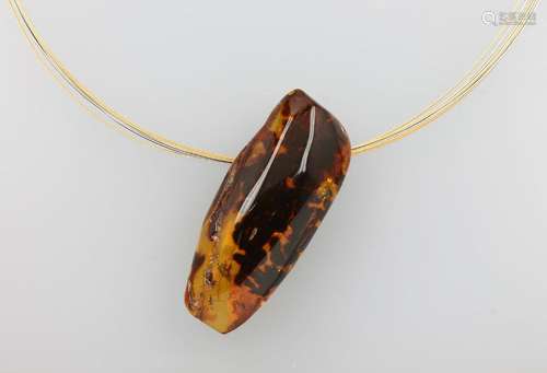 Pendant with amber