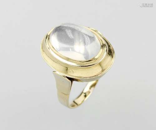 14 kt gold ring with moonstone