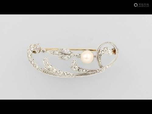 Brooch with pearl and diamonds, platinum and YG 333/000