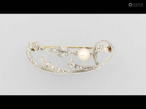 Brooch with pearl and diamonds, platinum and YG 333/000