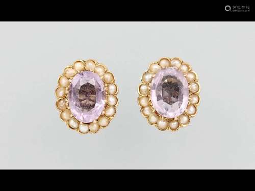 Pair of 8 kt gold earrings with amethysts and pearl