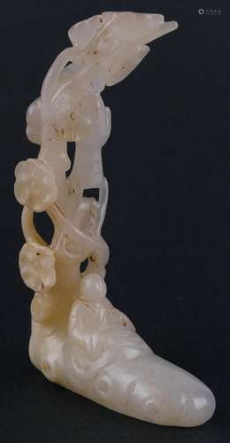 CHINESE CARVED WHITE MUTTON FAT JADE SCULPTURE