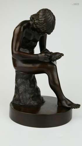 BRONZE SCULPTURE OF NUDE MALE REMOVING SPLINTER