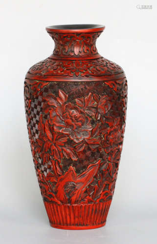 “天顺年制”款漆雕花瓶