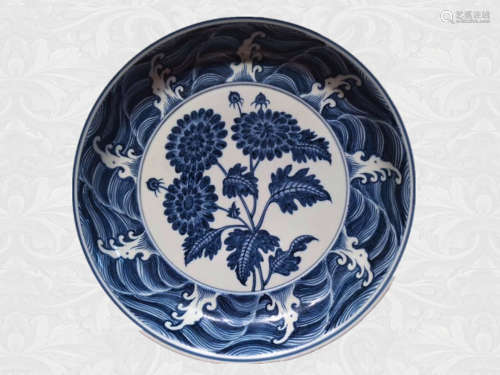 CHINESE BLUE AND WHITE PORCELAIN CHARGER